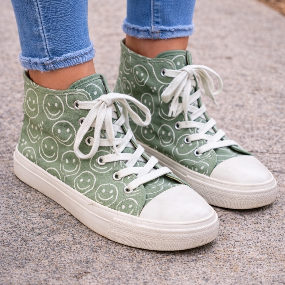 Smiley Face Green High-Top Sneakers – Women’s Size 7